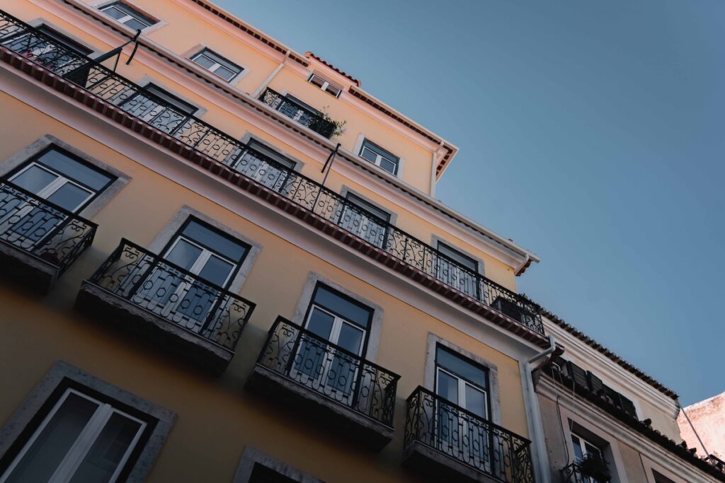 Wohnungen mit Balkon. Ein Überblick über die Relevanz der Zweckentfremdung von Wohnraum für Sie als Vermieter:in von möblierten Wohnungen auf Zeit