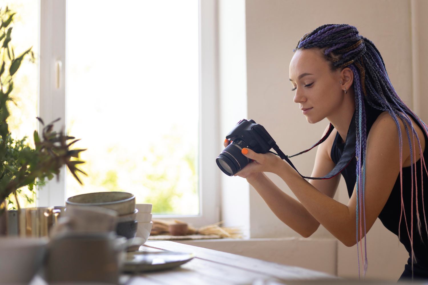 5 Tipps für die perfekte Immobilienfotografie: eine Frau fotografiert eine Mietwohnung