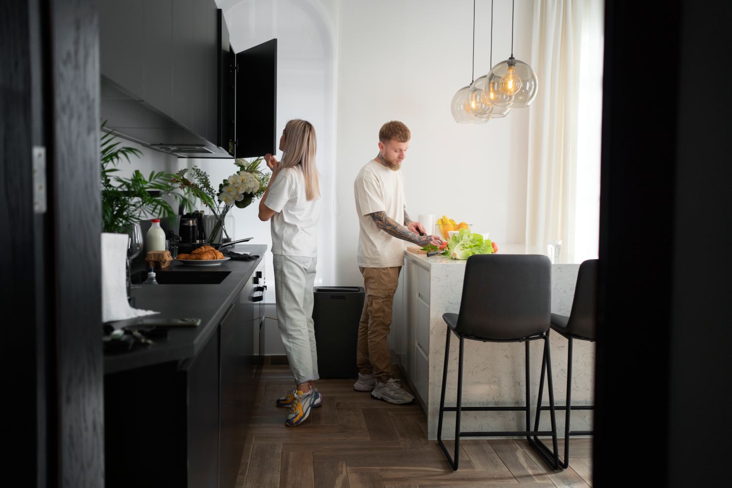 Höhere Kaution bei möblierten Wohnungen? Ein junges Paar macht Frühstück in der Küche einer möblierten Mietwohnung.