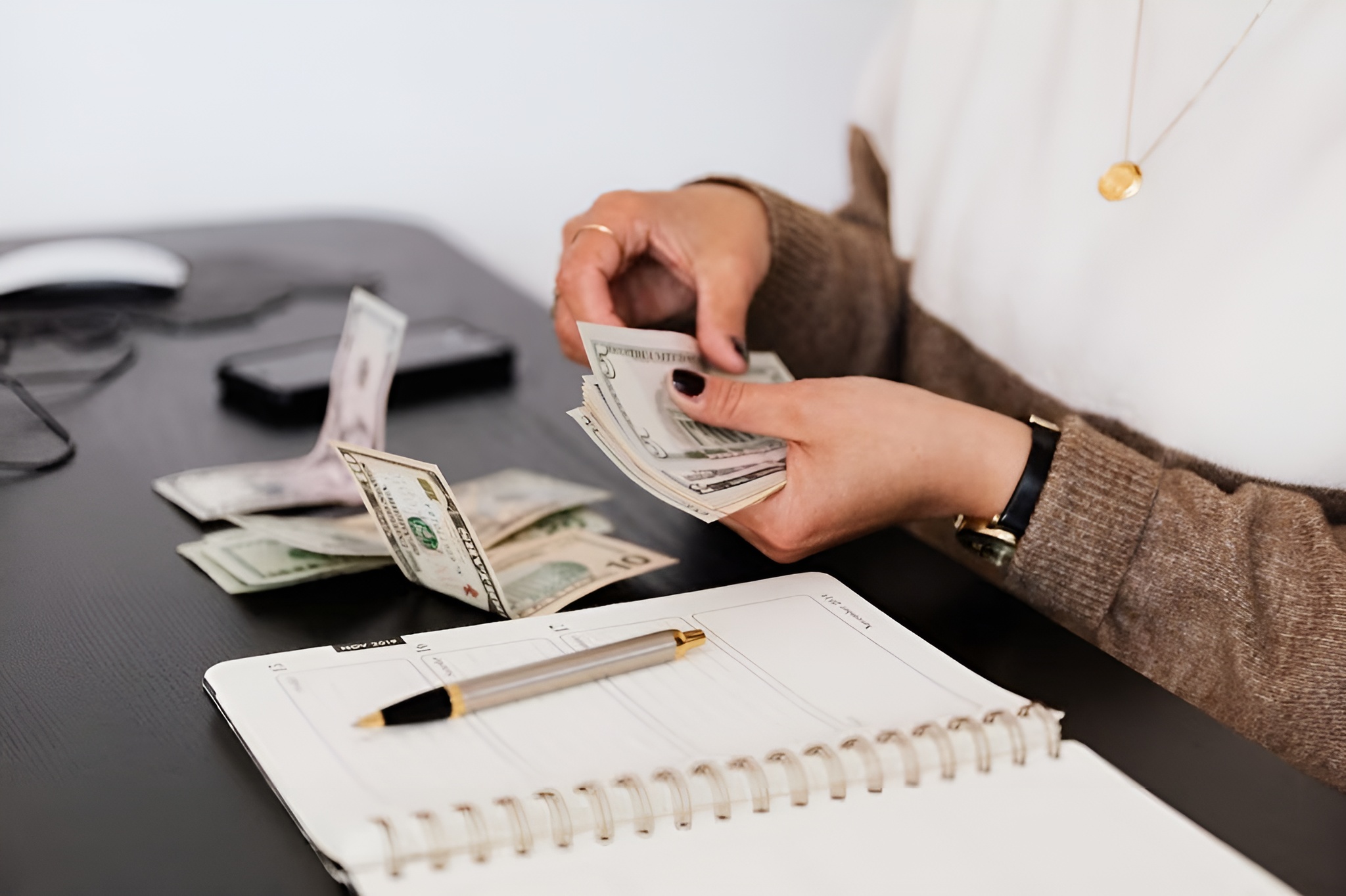 woman-counting-money – Wunderflats Blog EN – Wunderflats Blog EN